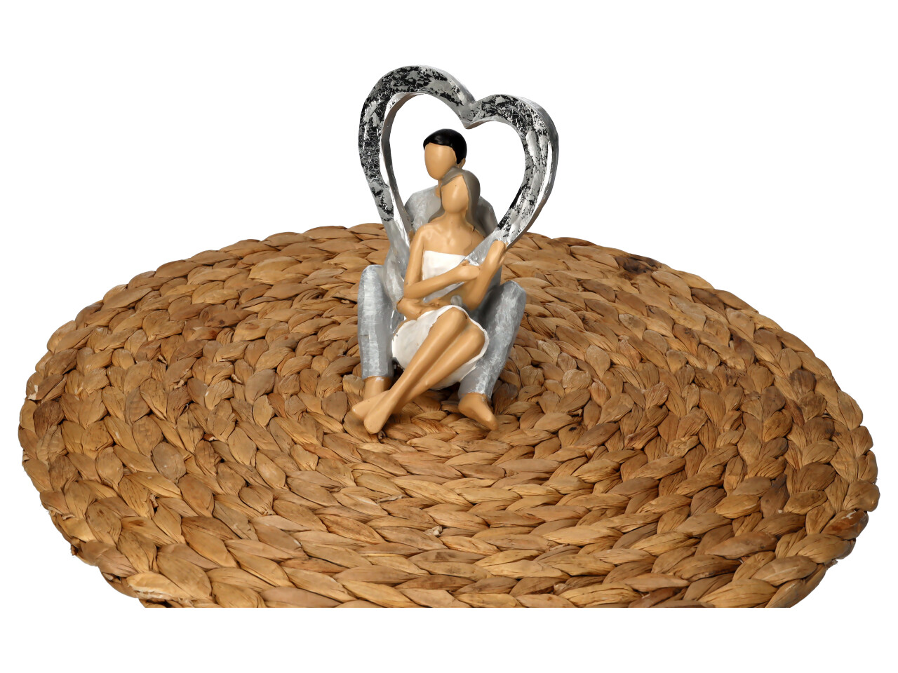 Liebespaar Figur sitzend auf Unterlage halten ein silber Herz das Oberkörper umrandet Vorderansicht
