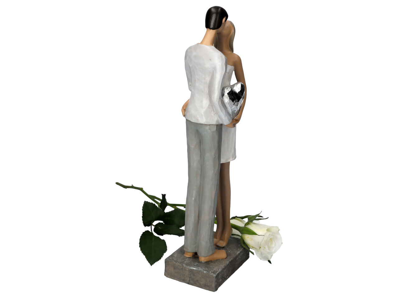 Küssendes Liebespaar stehend mit kleinem Silberherz in den Händen Rückenansicht Bräutigam mit weißer Rose drappiert