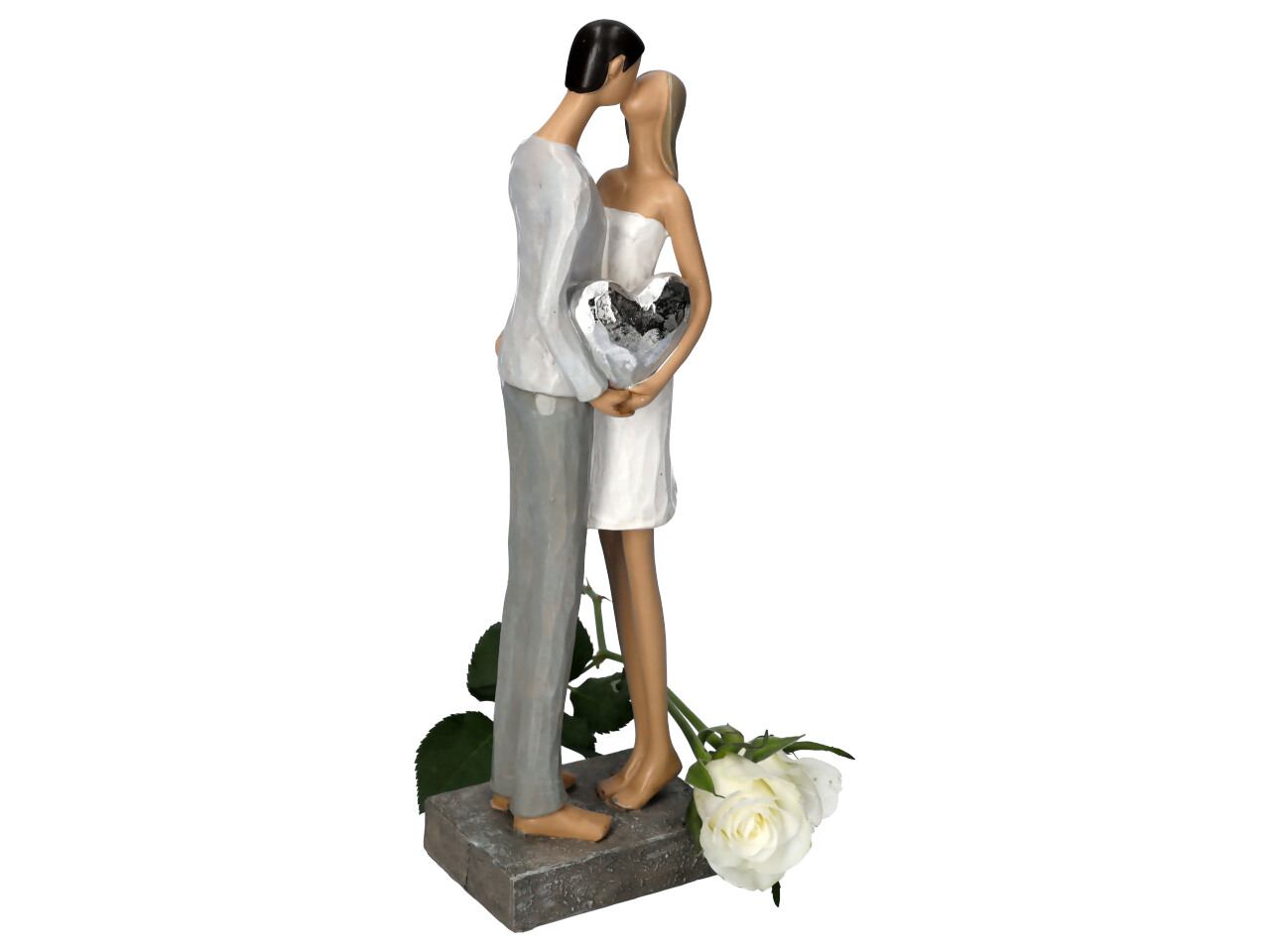 Küssendes Liebespaar stehend mit kleinem Silberherz in den Händen Seitenansicht Bräutigam mit weißer Rose drappiert