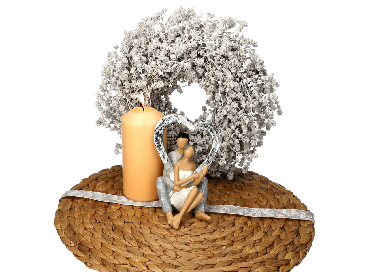 Liebespaar Figur sitzend halten ein silber Herz das Oberkörper umrandet Vorderansicht  im Hintergrund Kerze und weißer Kranz aufgestellt